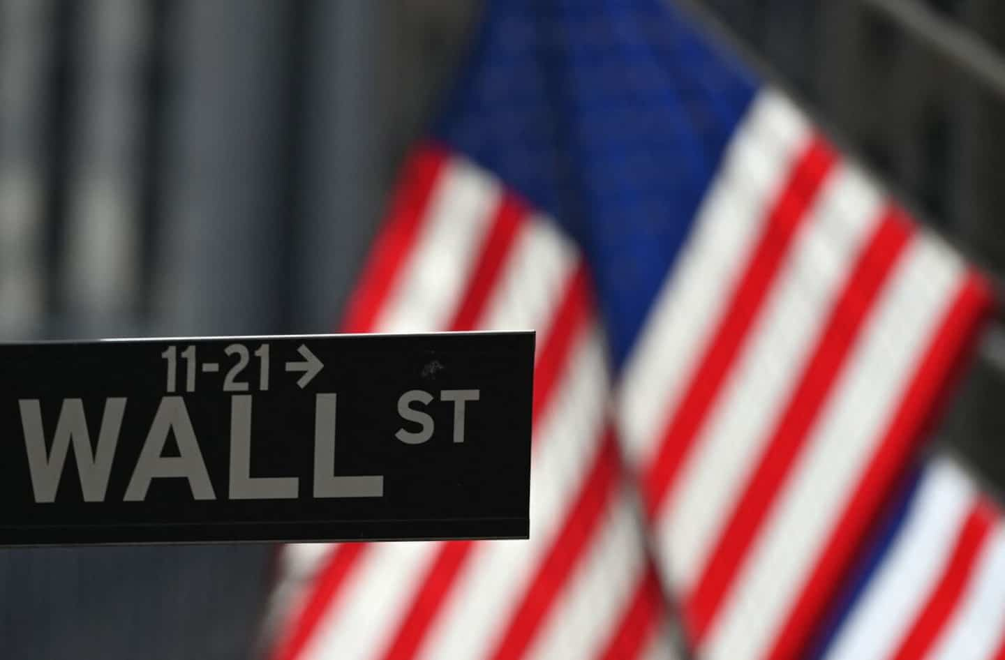 Wall Street closes the last session of a volatile month in small form
