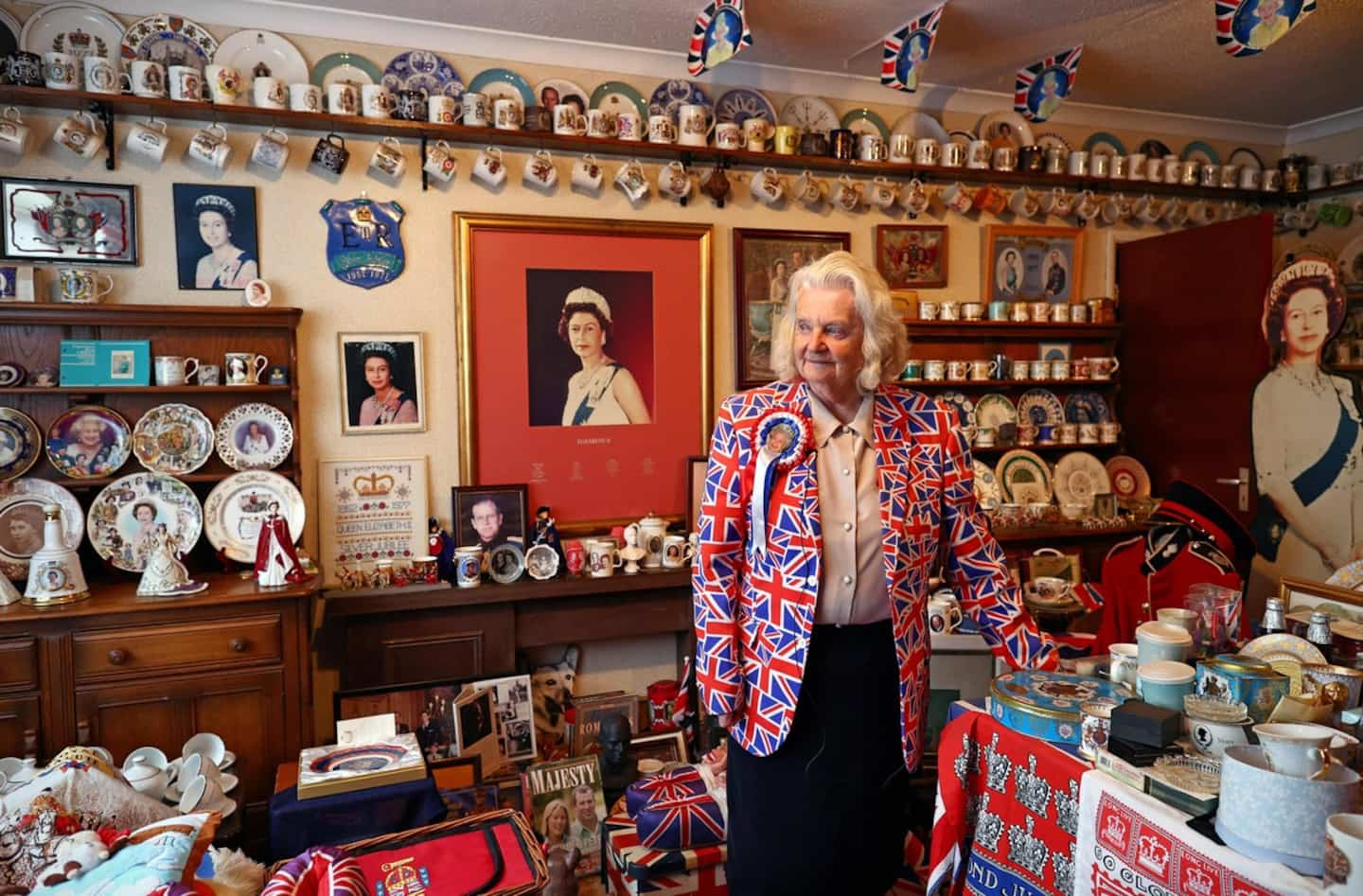 [PHOTOS] See the fascinating home of a 'finished fan' of the royal family