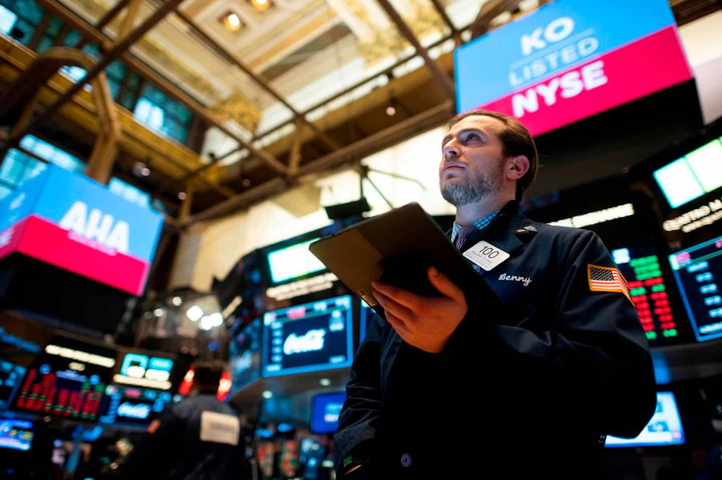 Wall Street ends at half mast, undermined by household confidence