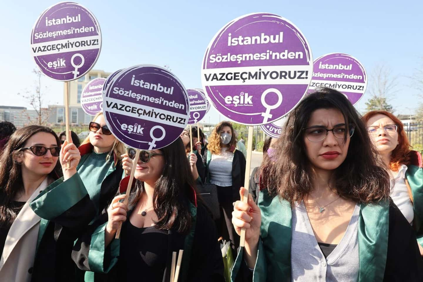 Turkey: demonstration of women before the opening of the trial of a feminist NGO