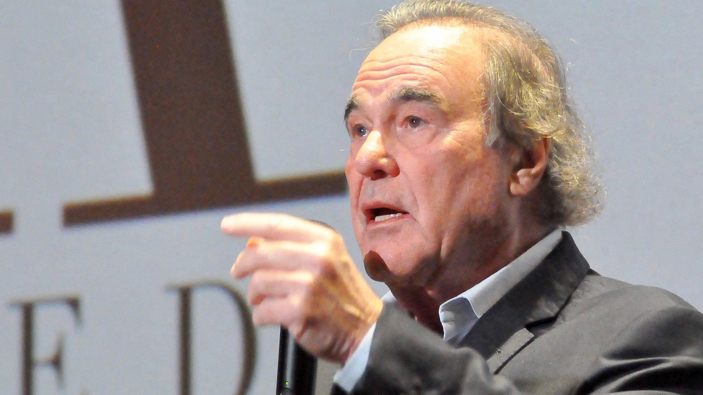 Oliver Stone will spend a week in Quebec