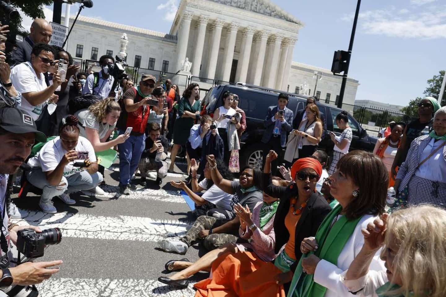 US lawmakers arrested during pro-choice protest