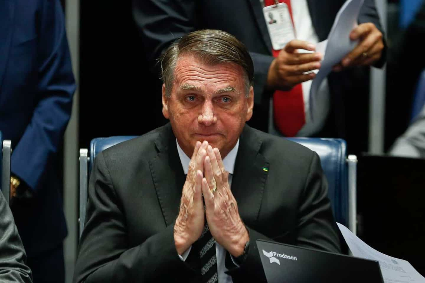 In front of ambassadors, Bolsonaro questions the electoral system