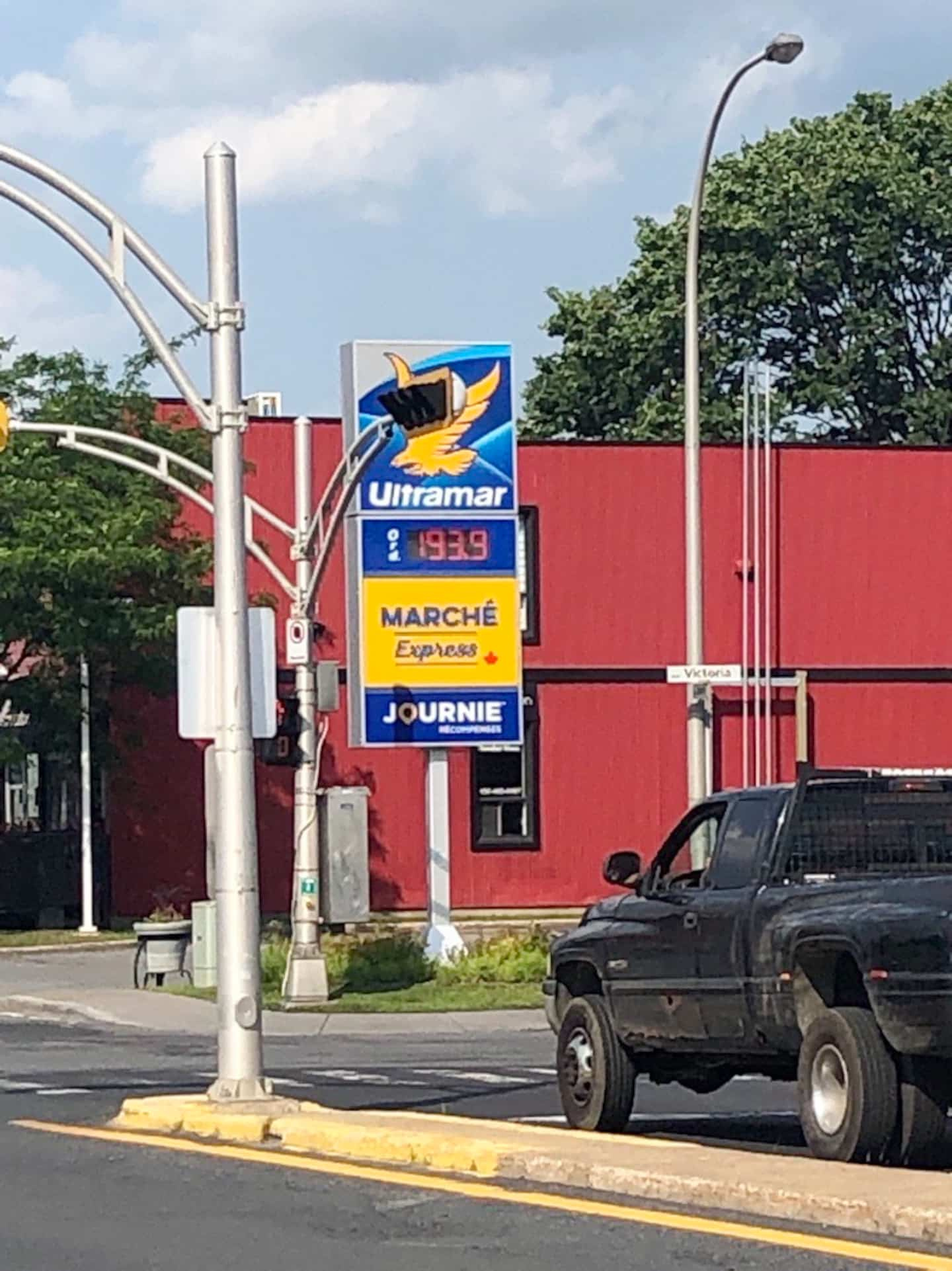 Gasoline: voracious, very voracious, the gas stations of Quebec