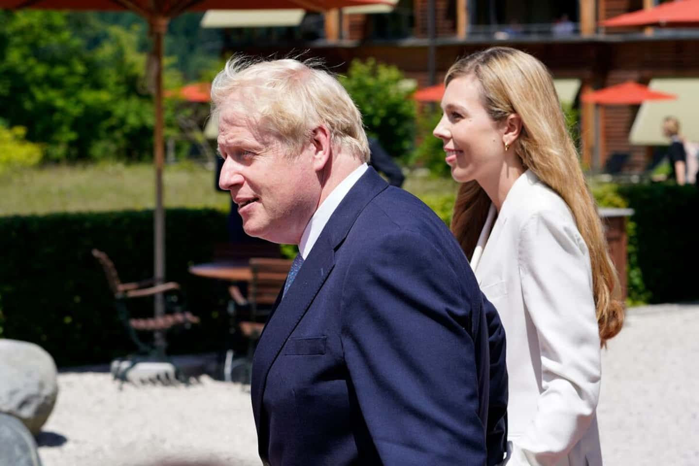 Resigning, Boris Johnson plans a wedding party in his future ex-country residence