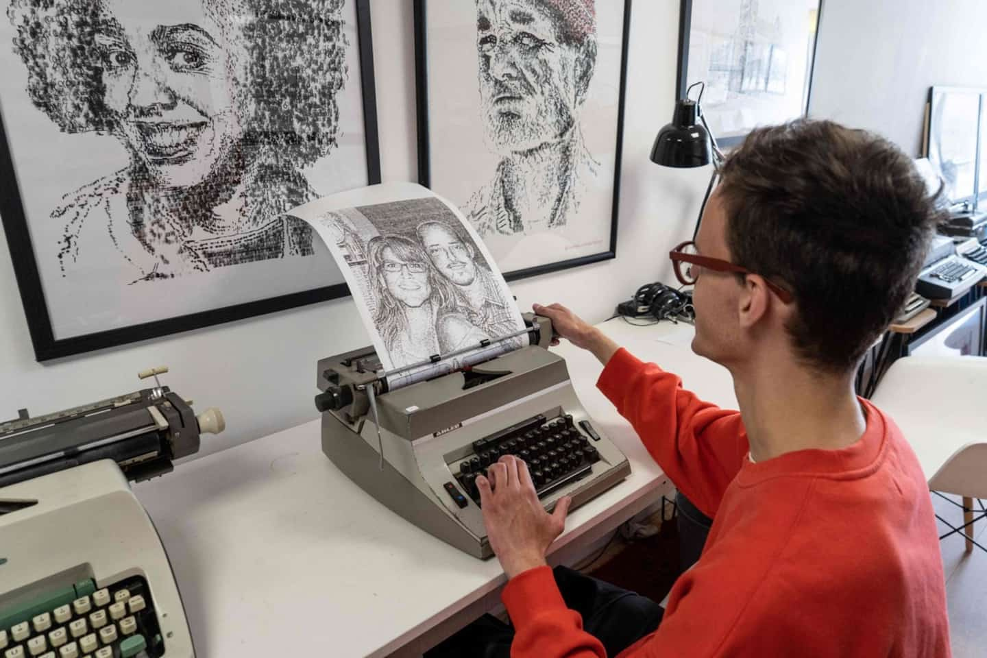 [PHOTOS] He draws portraits and monuments... with typewriters!