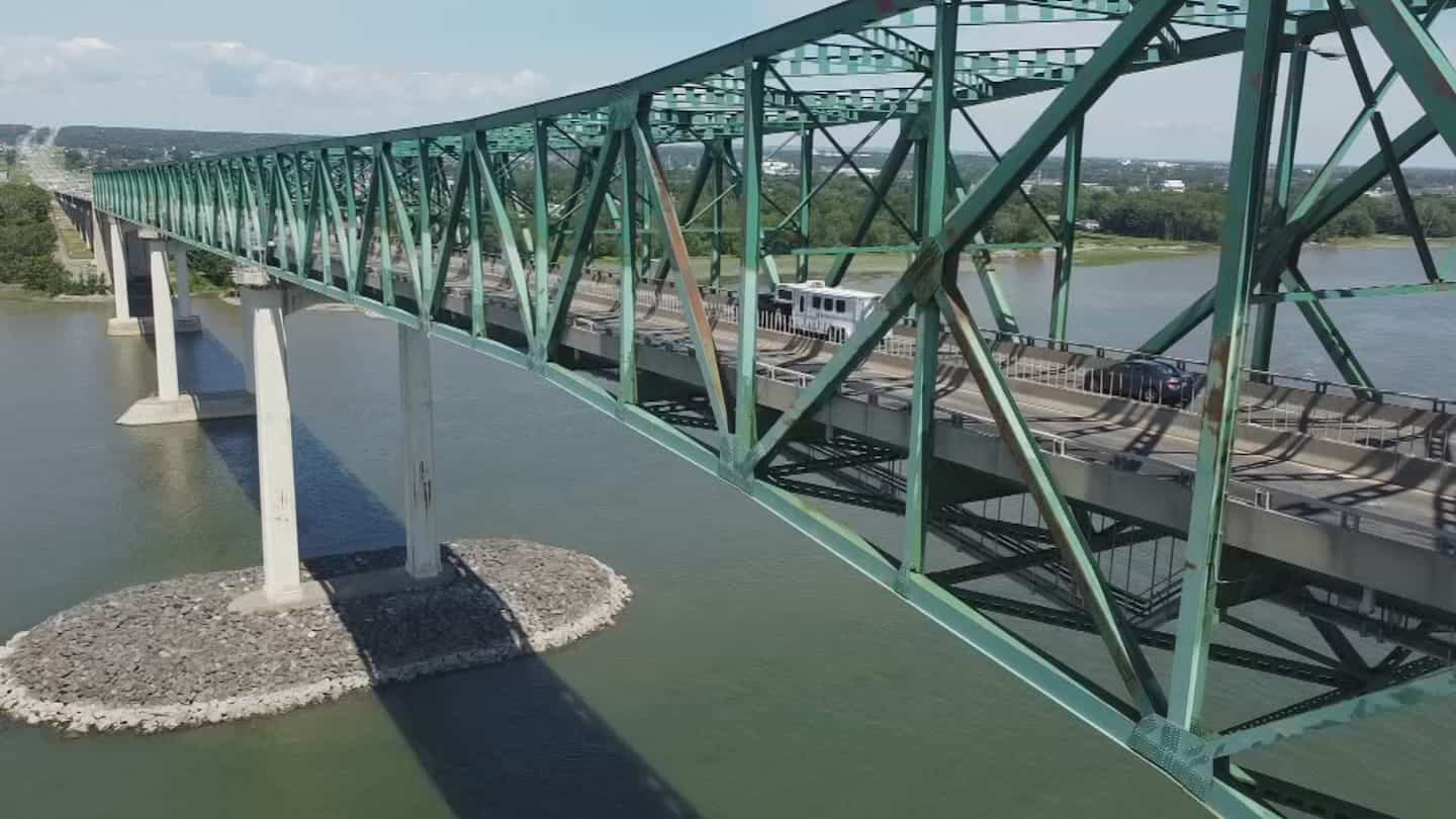 Anti-suicide barriers requested on the Laviolette bridge