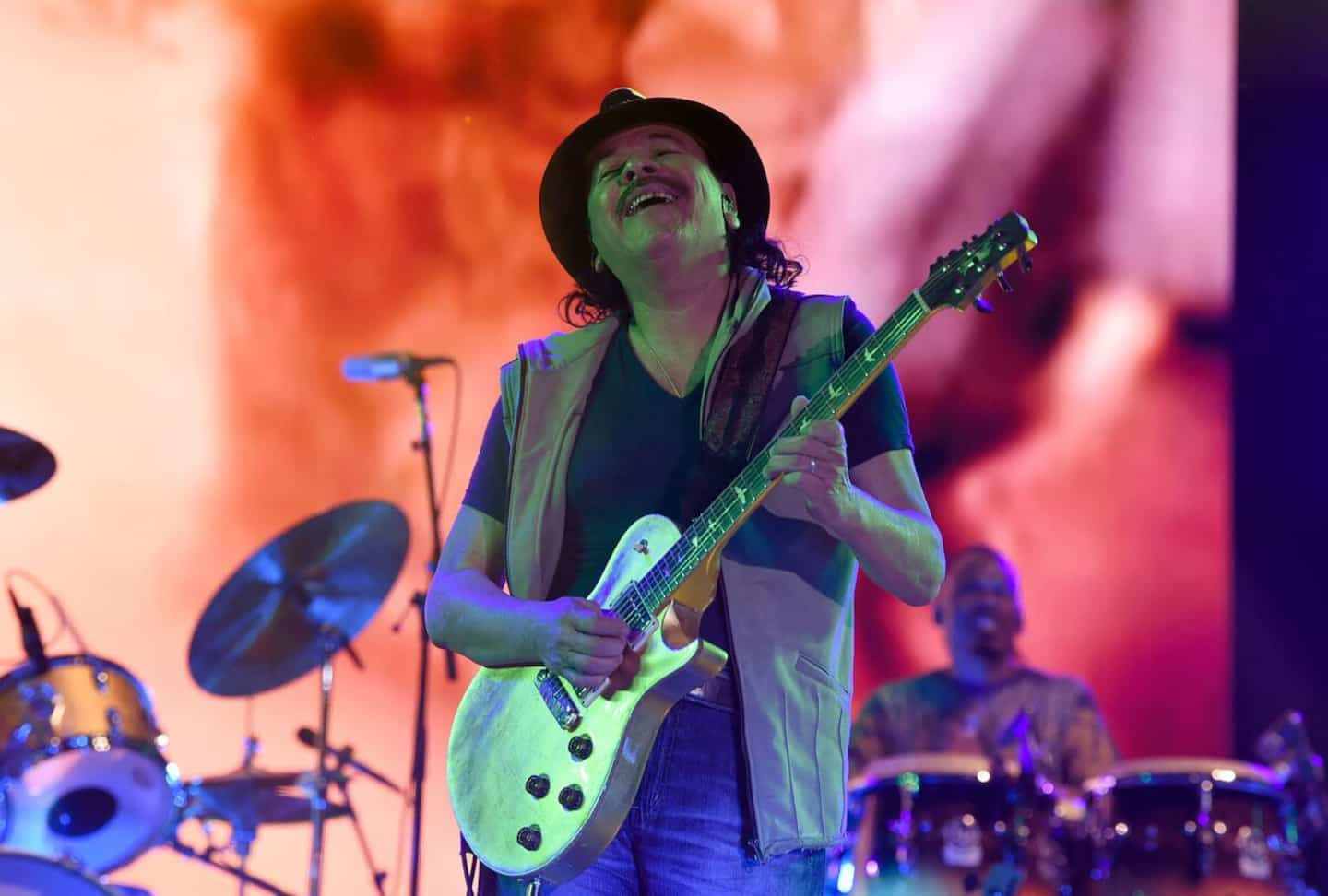 Guitarist Santana "forgets" to eat and drink and becomes unwell in the middle of a concert