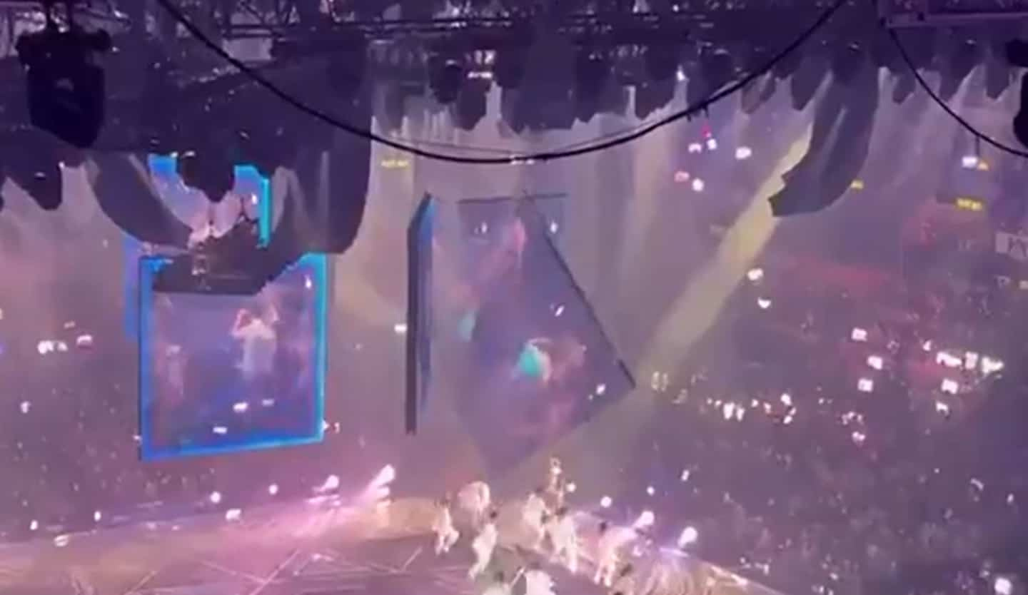 In the middle of a concert, the giant screen of the amphitheater collapses
