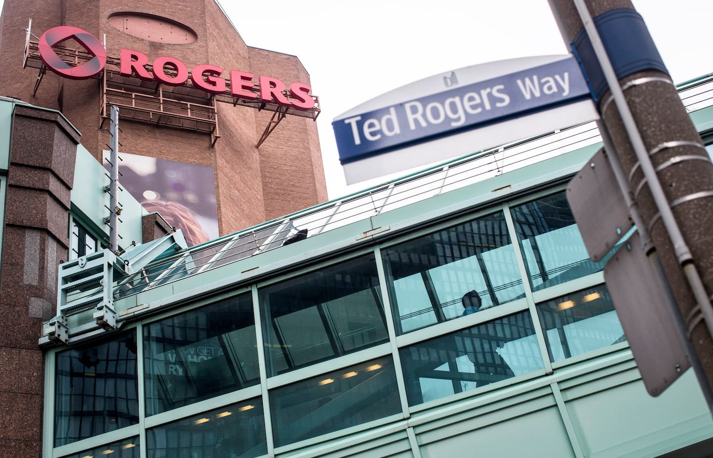 The management of the Rogers outage is a “disaster”
