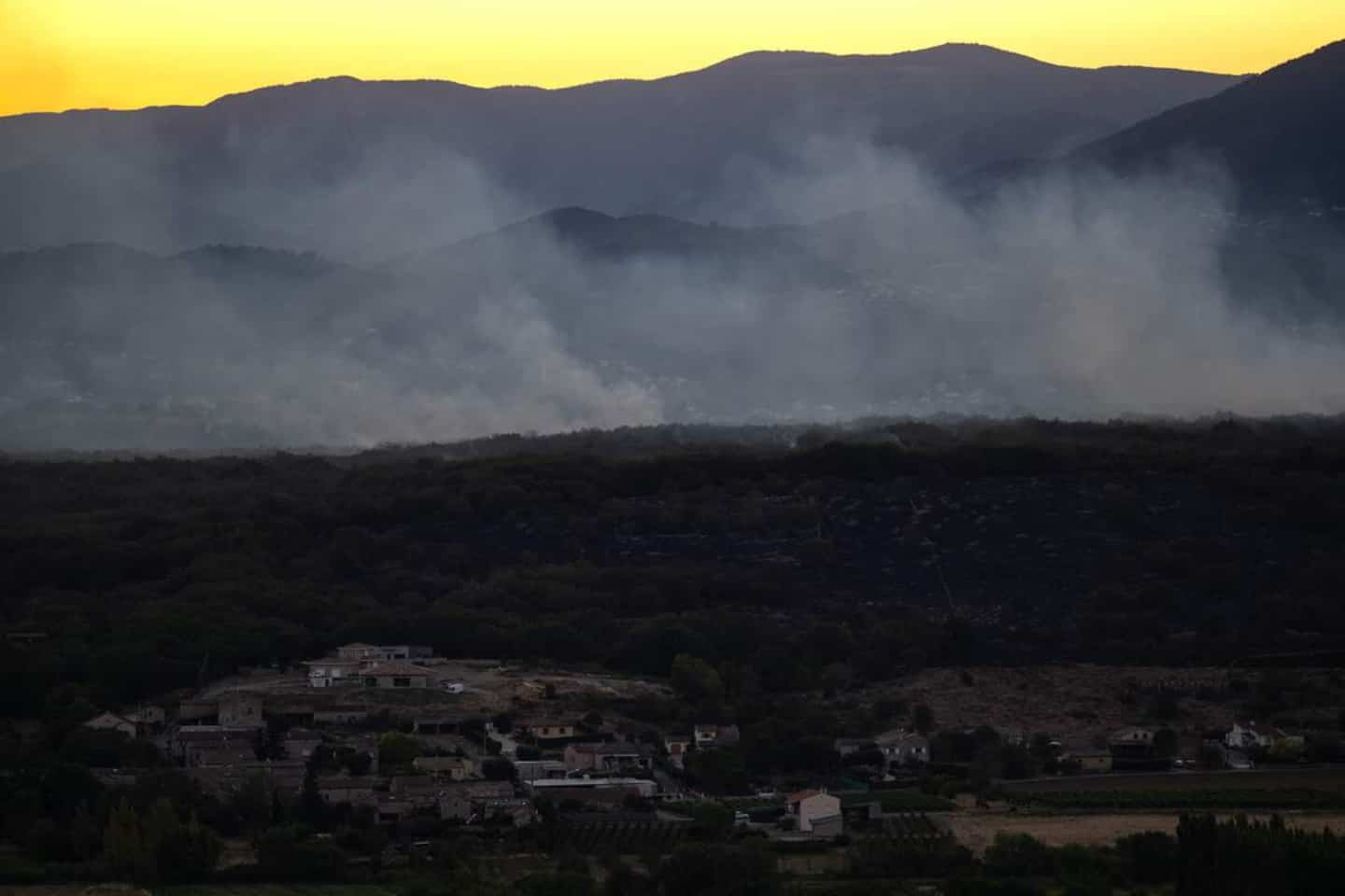 A fire ravages nearly 1000 hectares in France
