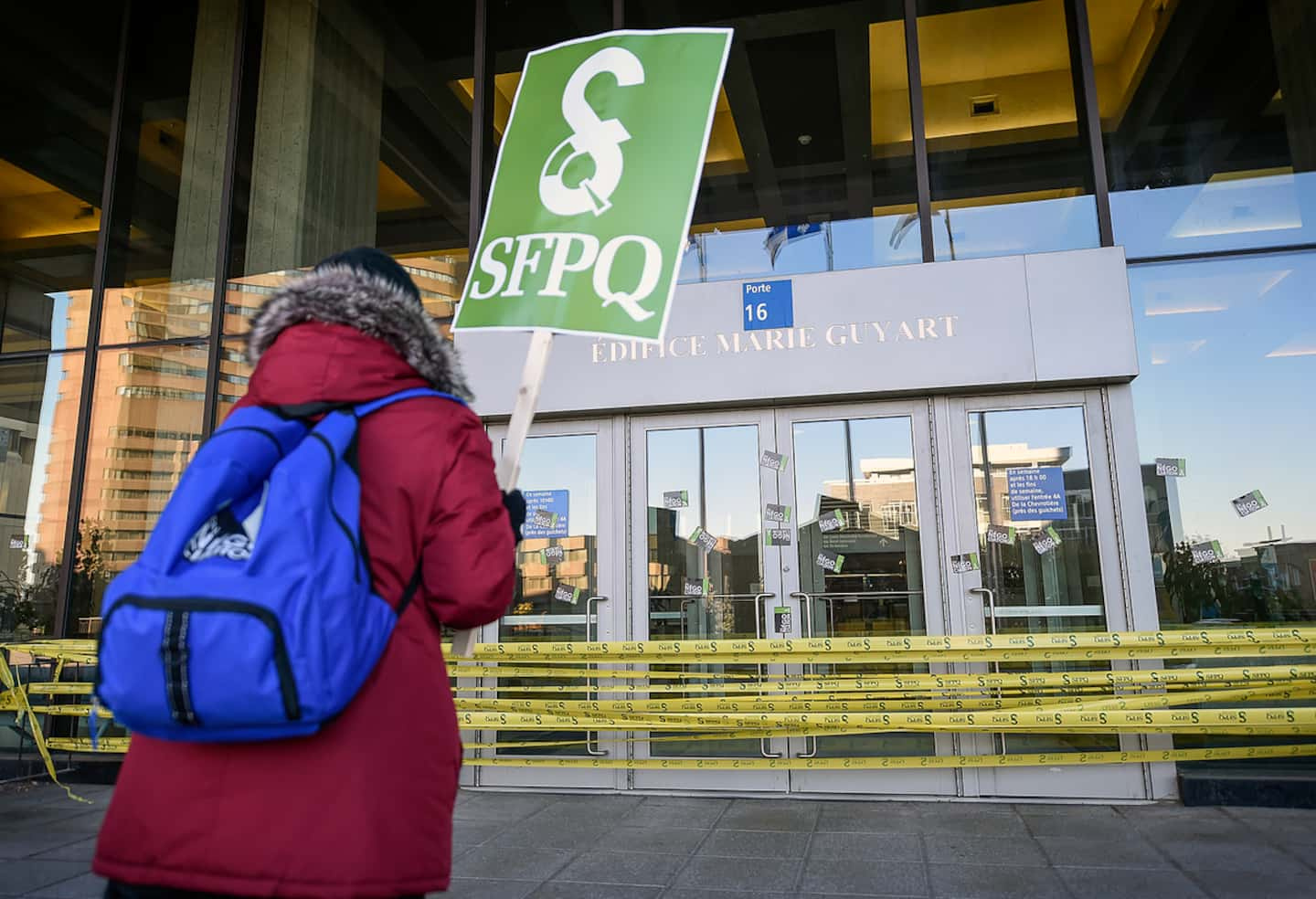 SFPQ officials approve the collective agreement