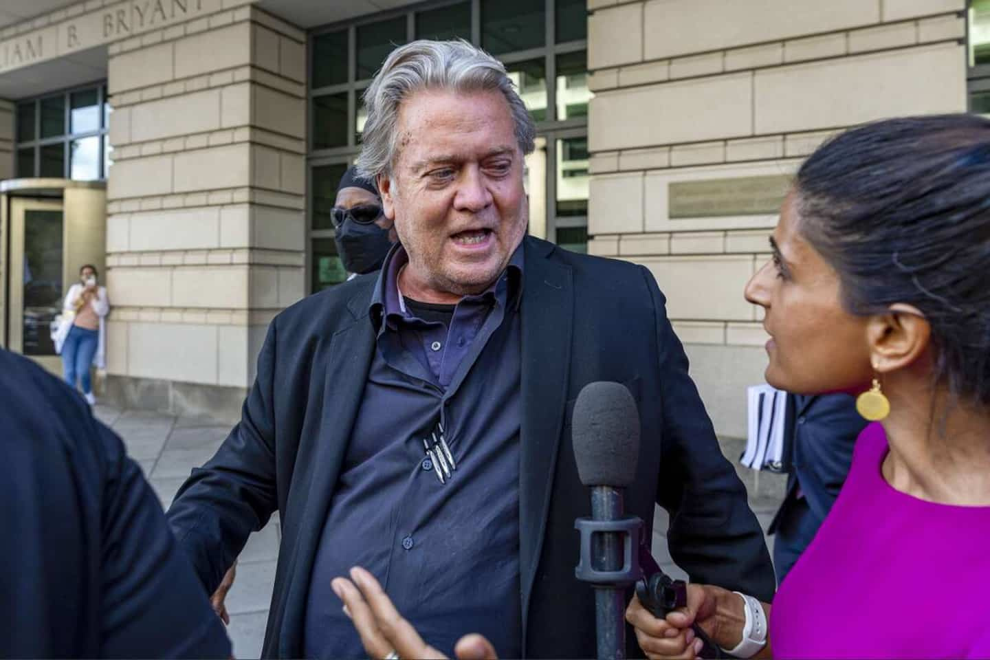 Steve Bannon, ex-adviser to Trump, accused of believing himself “above the law” during his trial