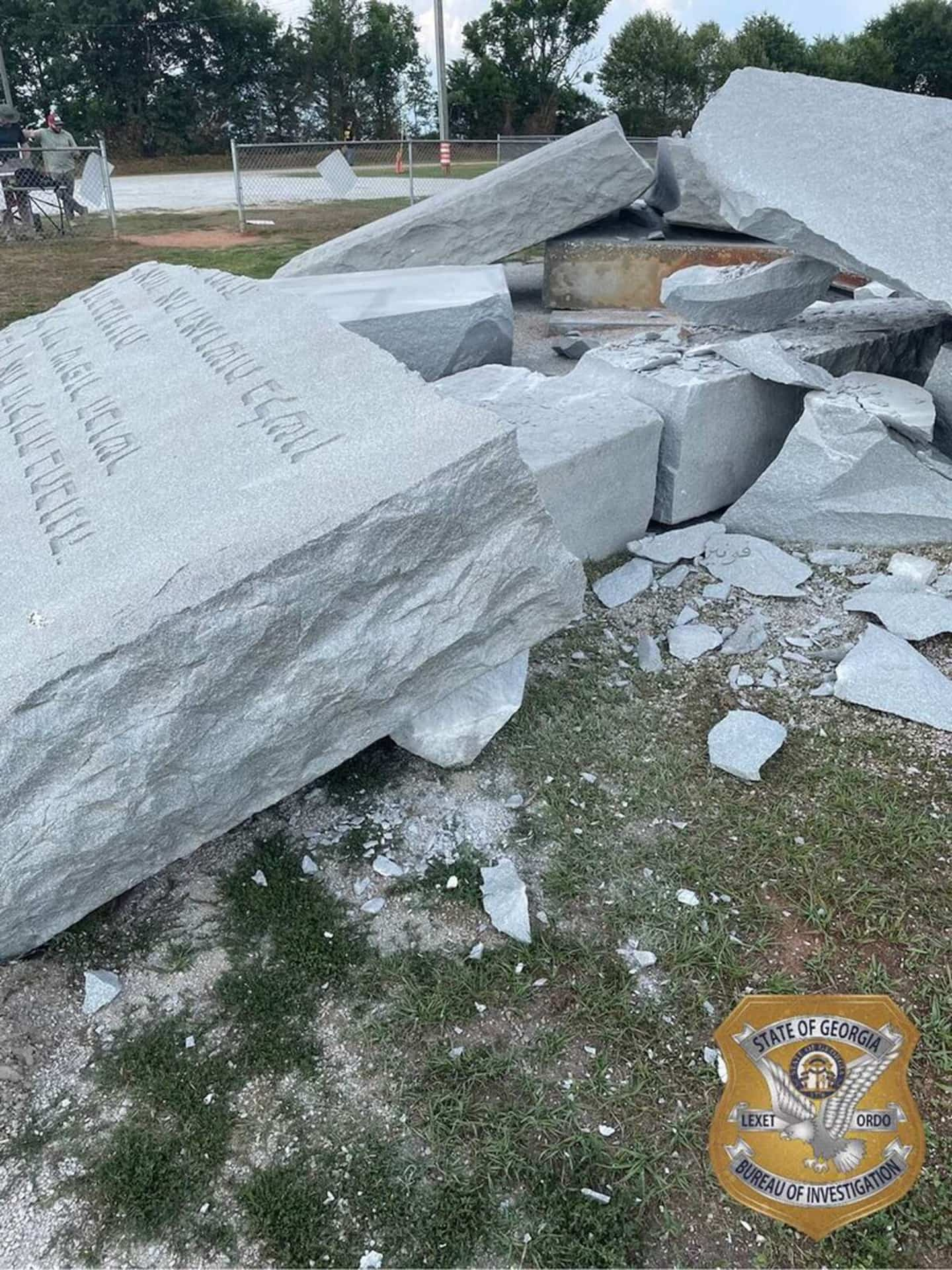 A mysterious granite monument destroyed in the middle of the night in the southern United States