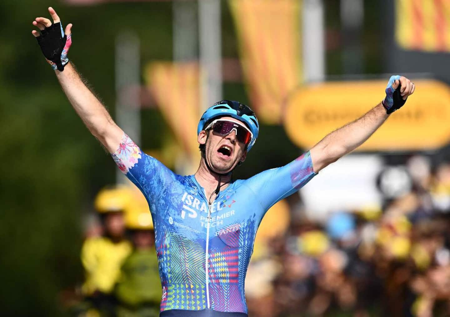 Hugo Houle wins the 16th stage of the Tour de France!