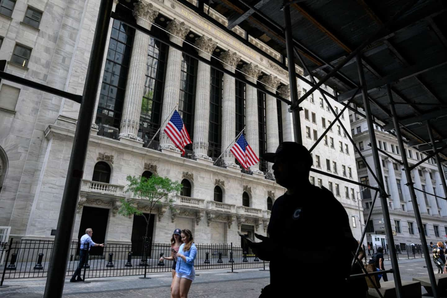 Wall Street ends down, disappointed by results and poor indicators