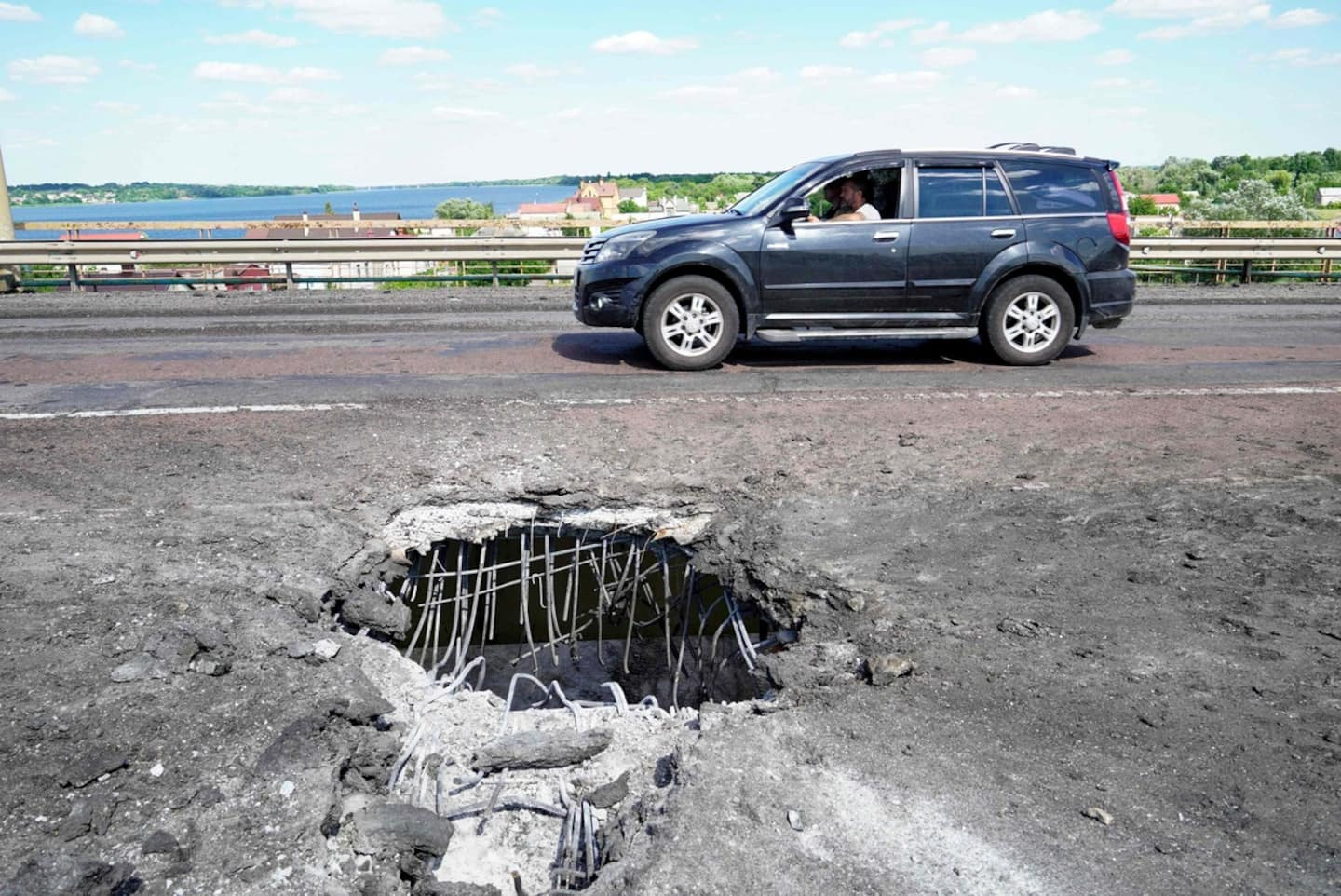 Ukraine strikes an important bridge in the occupied city of Kherson