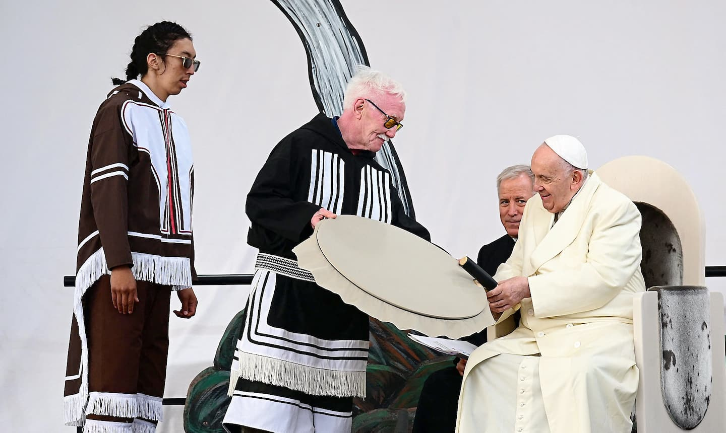 The pope says he received as a "slap" the testimonies of indigenous Canadians