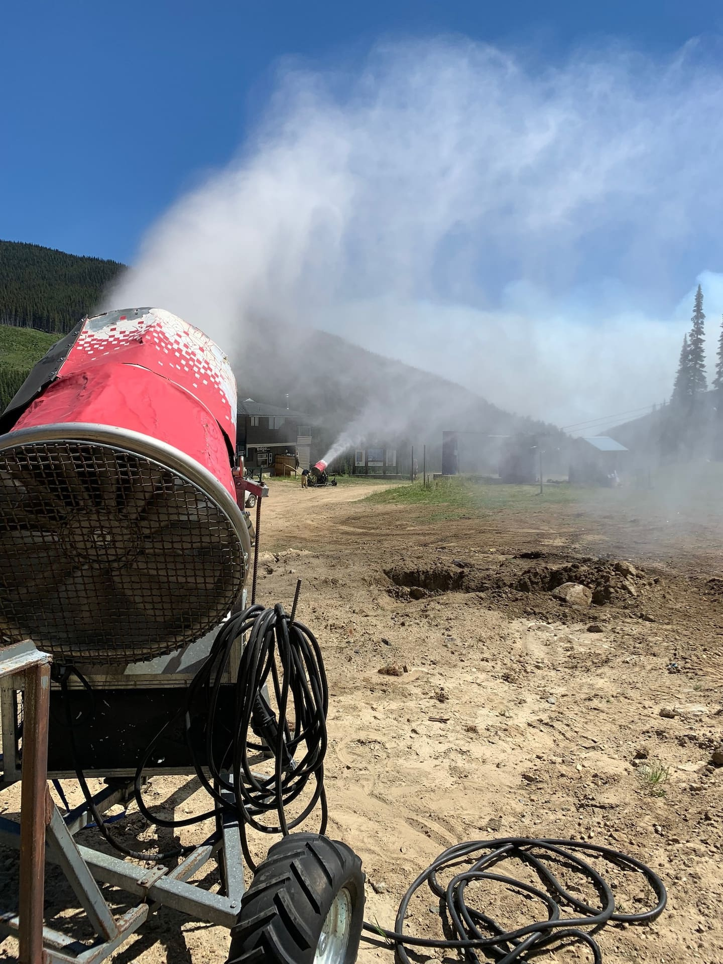 Snow cannons to fight a forest fire