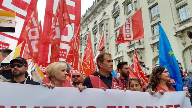 Some 1,500 Renfe workers gather in front of Congress to ask for a new agreement