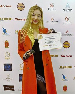 COMMUNICATION: Veline Ong, awarded for her professional career as a businesswoman and consultant