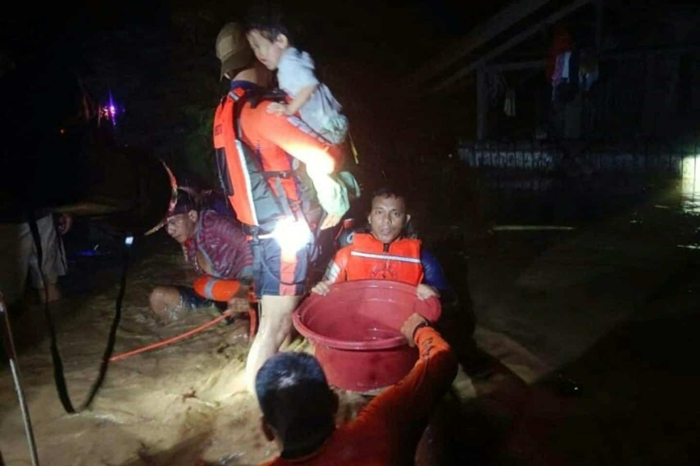Philippines: eight dead in floods, tens of thousands evacuated (new toll)