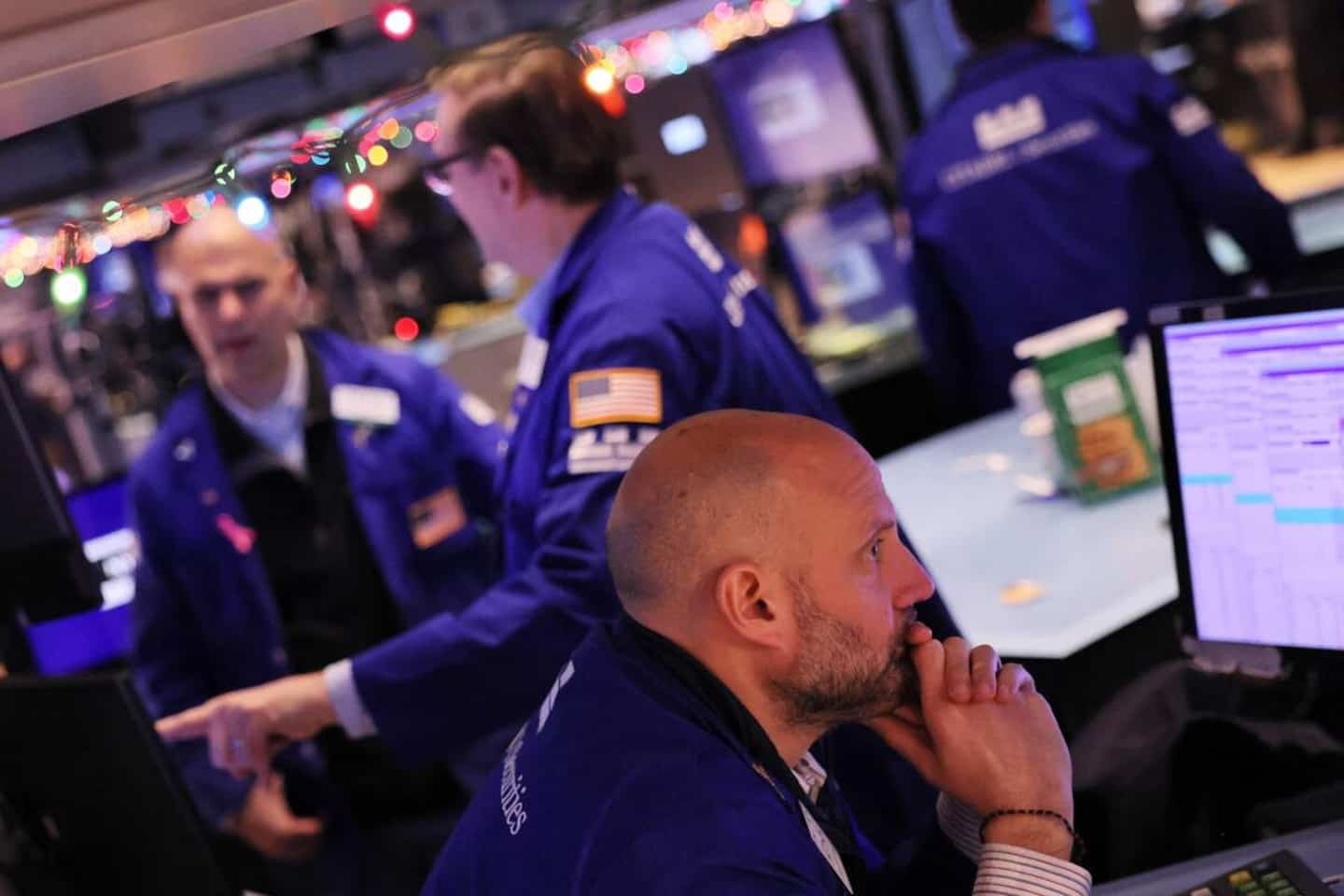 Wall Street ends divided, weighed down by technology