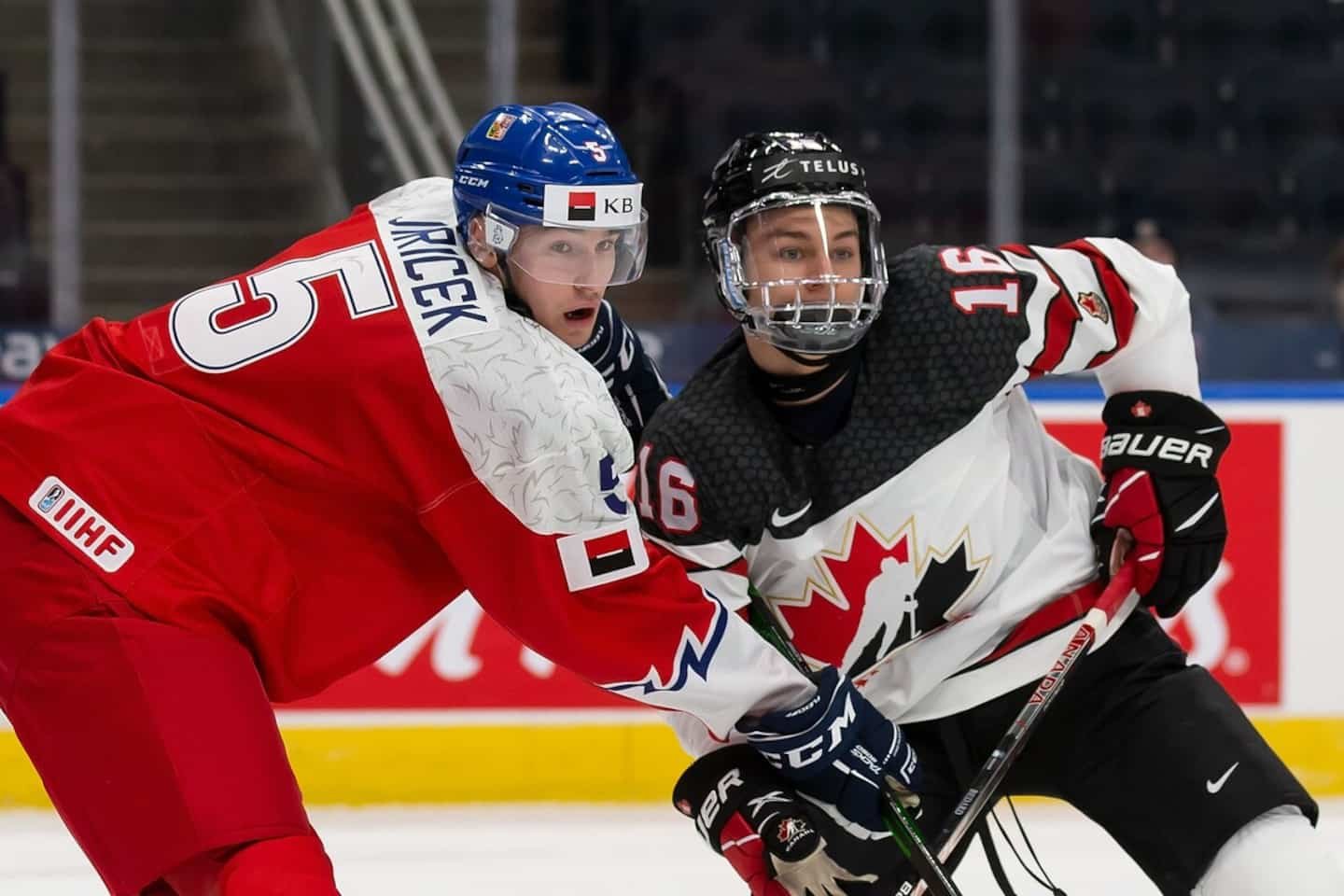 A Czech ready for the World Juniors … without his equipment