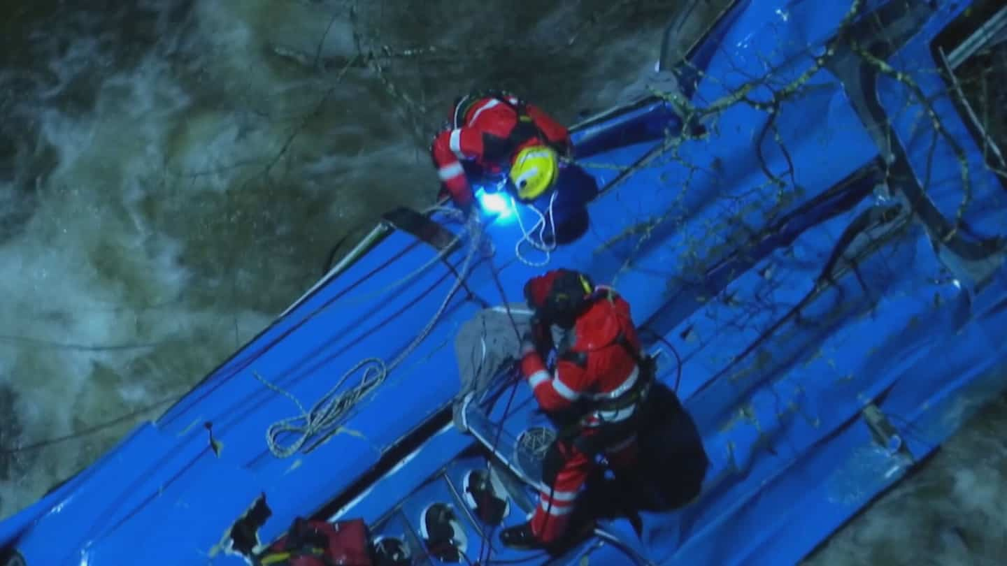 [IN IMAGES] Four dead after the spectacular fall of a coach in a river in Spain