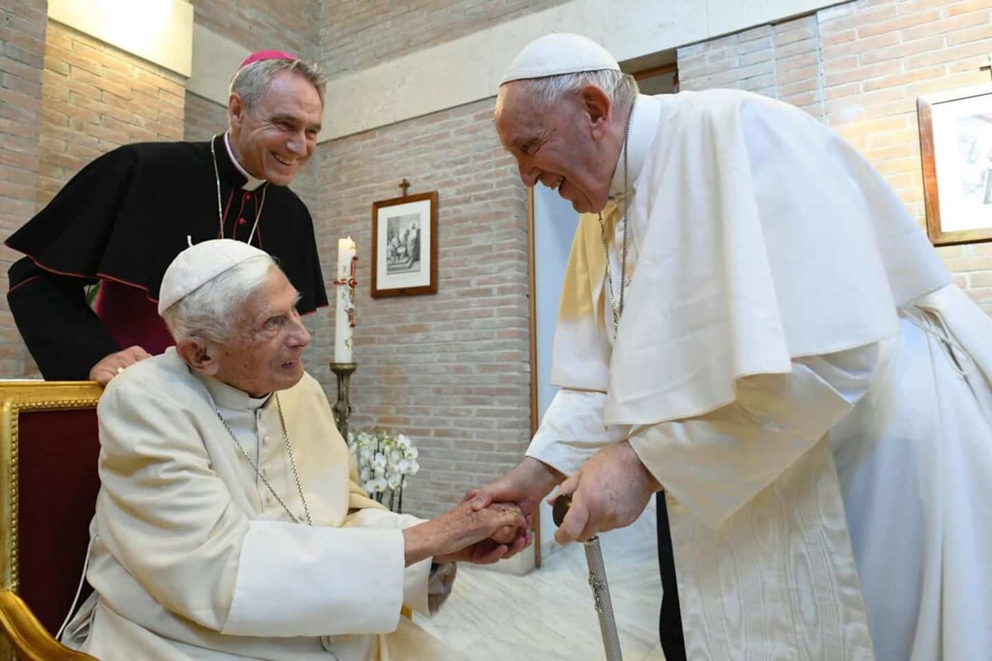 Pope announces that Benedict XVI is “seriously ill” and prays for him