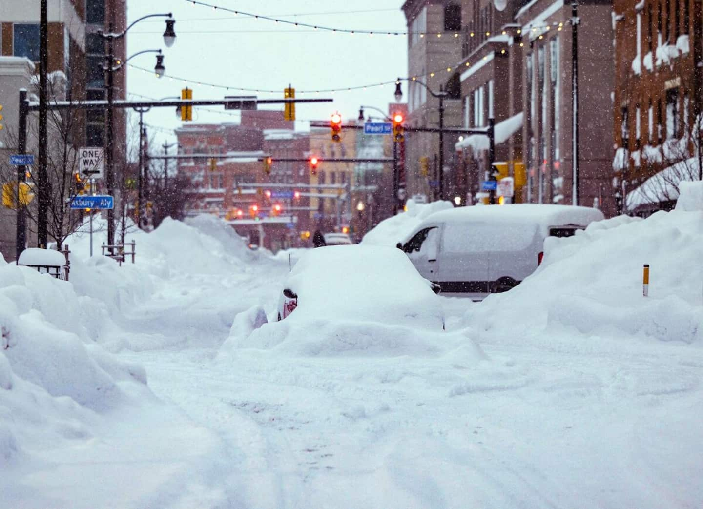 “The blizzard of the century” is not over yet, warns the governor of New York