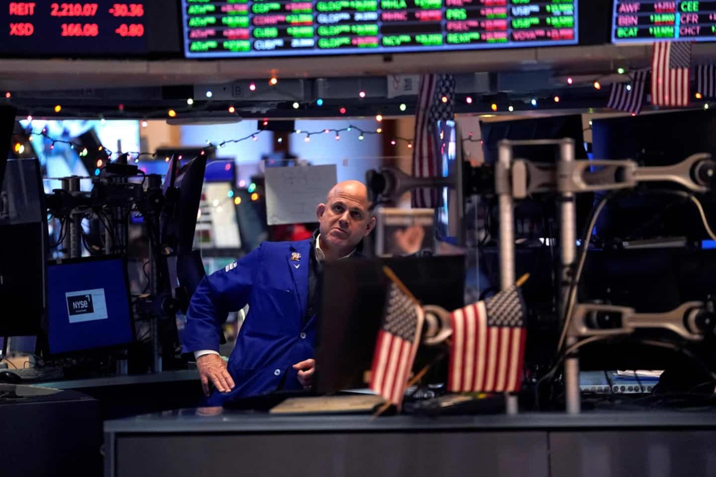 Wall Street ends in the red its first session of the year