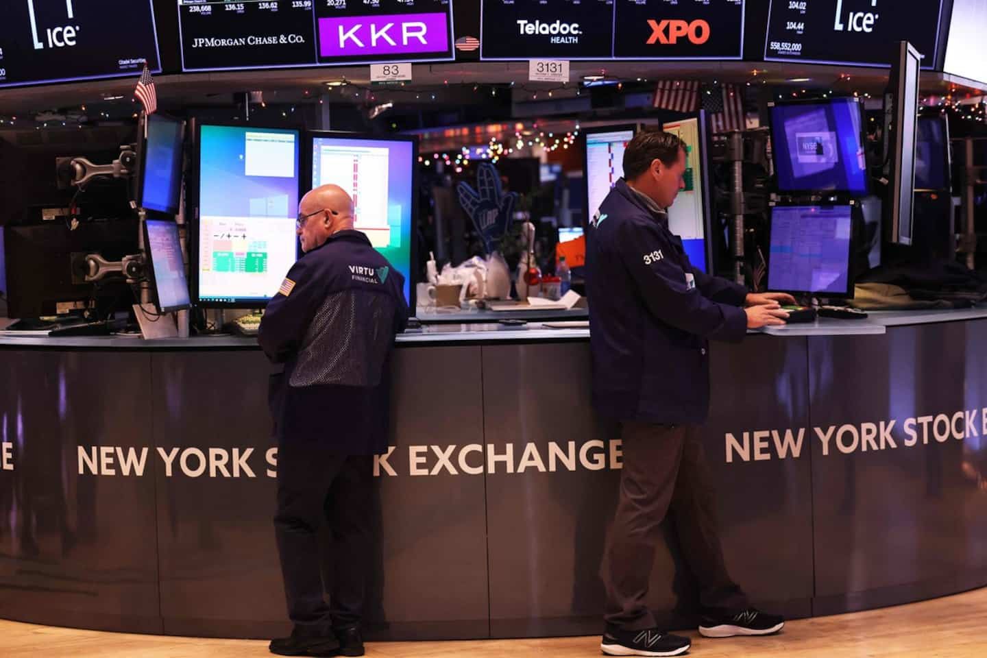 Wall Street ends at half mast ahead of US jobs