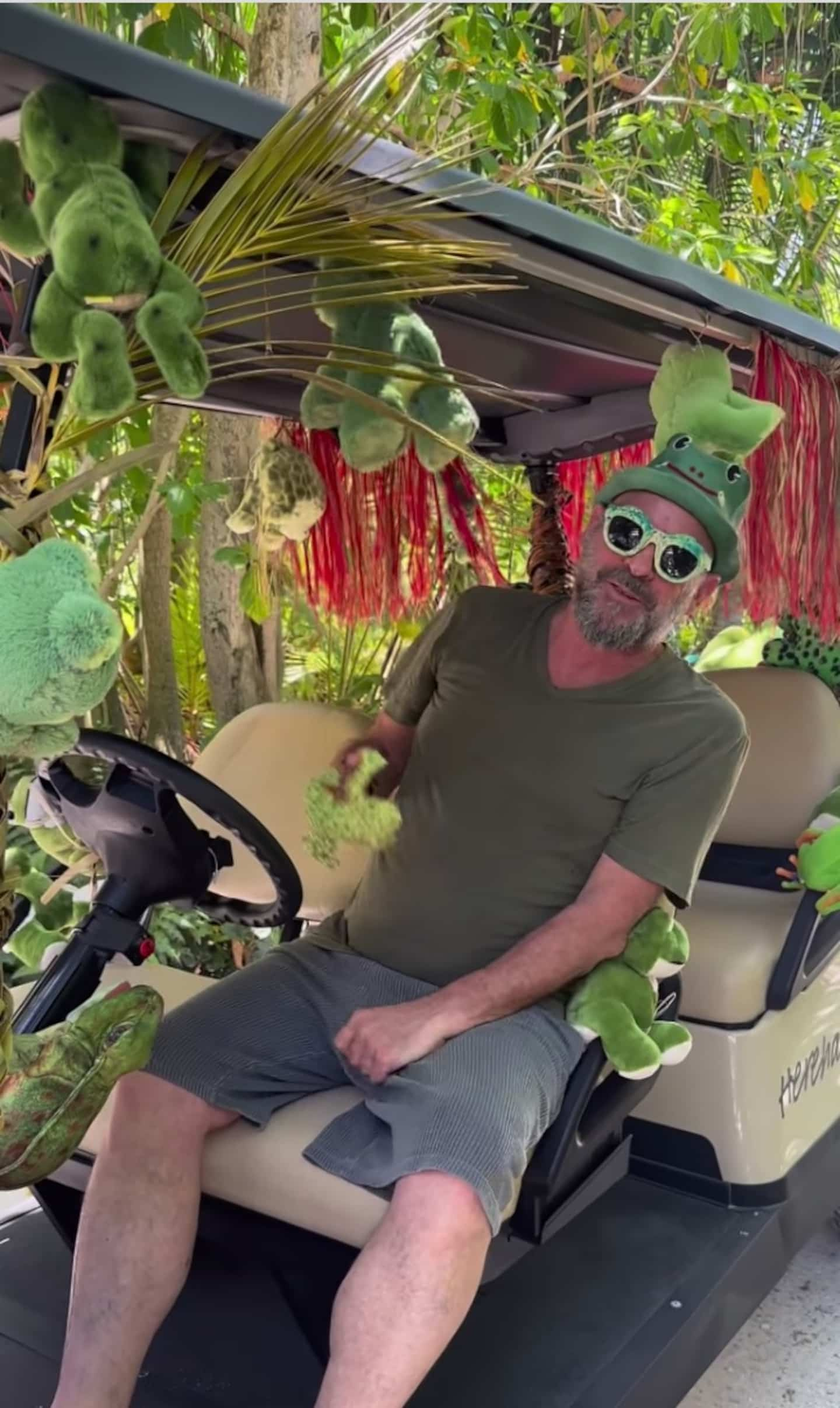 New Year: Guy Laliberté back with his crazy decor in a video
