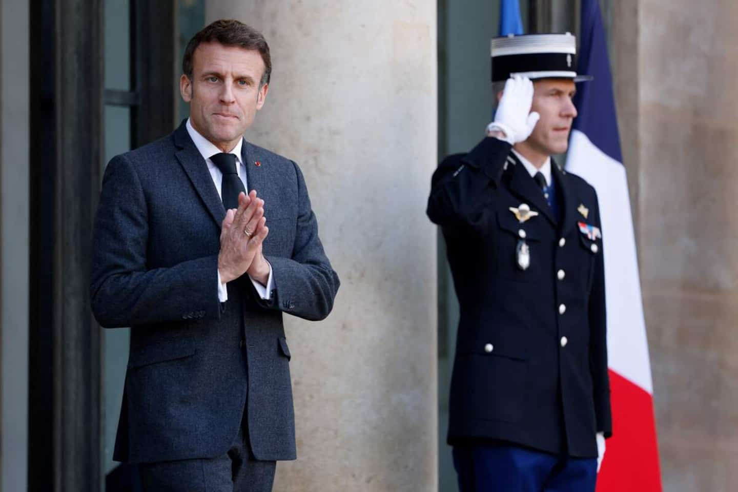 Macron told Zelensky that France would deliver light combat tanks to Ukraine