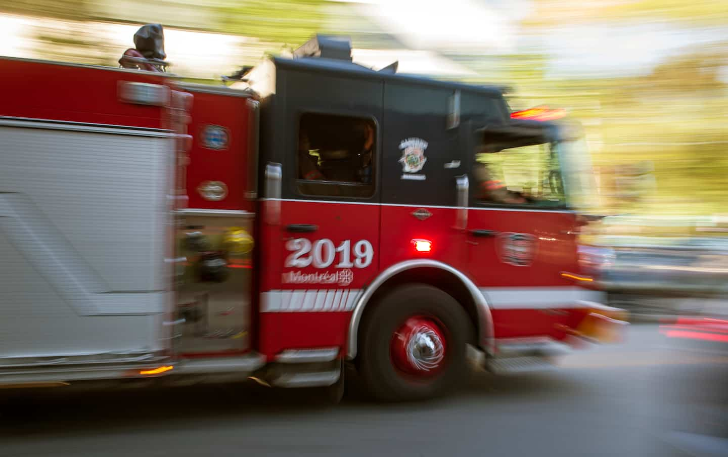 Fire in Dollard-des-Ormeaux: one person treated for smoke inhalation