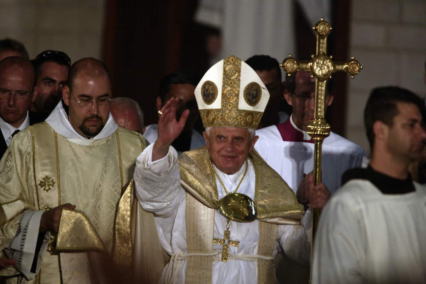 The body of Benedict XVI exposed to the faithful at Saint Peter's in Rome