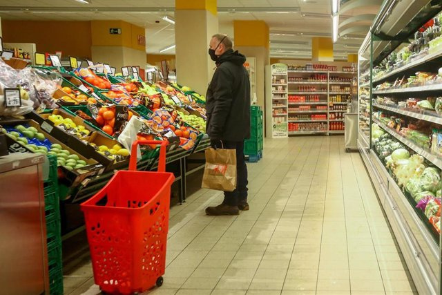Facua denounces 7 supermarket chains to Competition for not passing on the VAT reduction on food