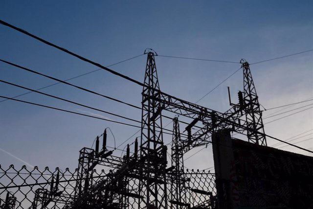 The price of electricity will drop 0.26% this Sunday, to 124.09 euros/MWh