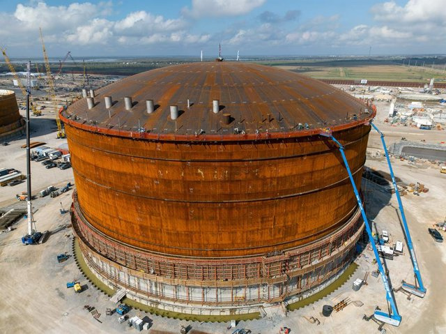 RELEASE: Venture Global LNG Announces Roof Raising of First LNG Storage Tank