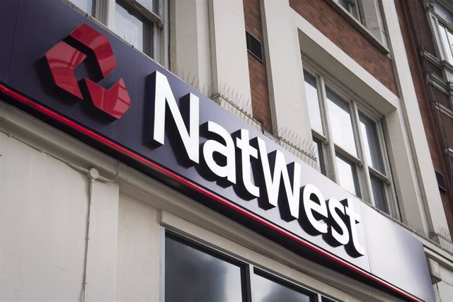 NatWest earns 13% more in 2022 and launches an 899 million share buyback plan