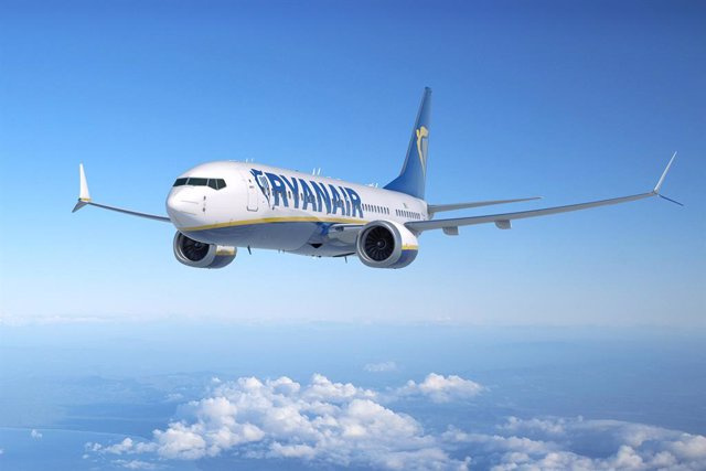 Ryanair fires its chief pilot for "inappropriate behaviour" with female junior pilots