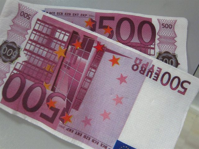 The number of 500-euro banknotes falls to all-time lows, with 10.6 million units