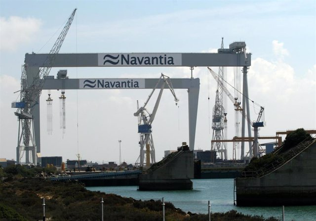 Navantia workers celebrate that the new contract with the Navy will bring "wealth" to the Bay of Cádiz