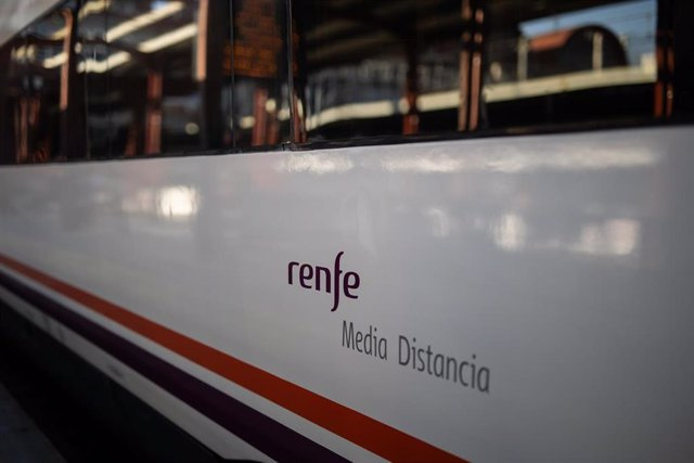 PSOE and Sumar agree to extend public transport discounts to all of 2024