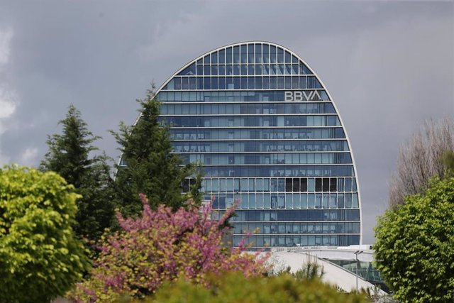 BBVA Spain offers an iPhone to families who join the bank as new customers