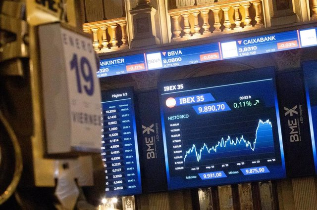 The Ibex 35 rises 0.2% at midday and tries to recover the level of 9,900 points
