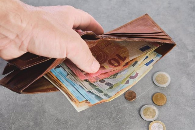 Half of Spaniards have less money than a year ago after paying their essential expenses, according to Intrum