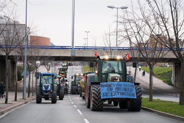 Farmers collapse Spain's main roads to demand fair prices and less bureaucracy