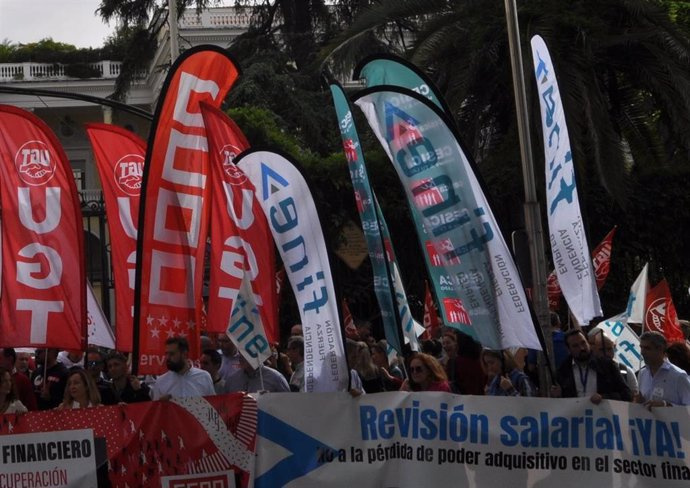 The unions estimate the monitoring of the two-hour strike by bank employees at 85%